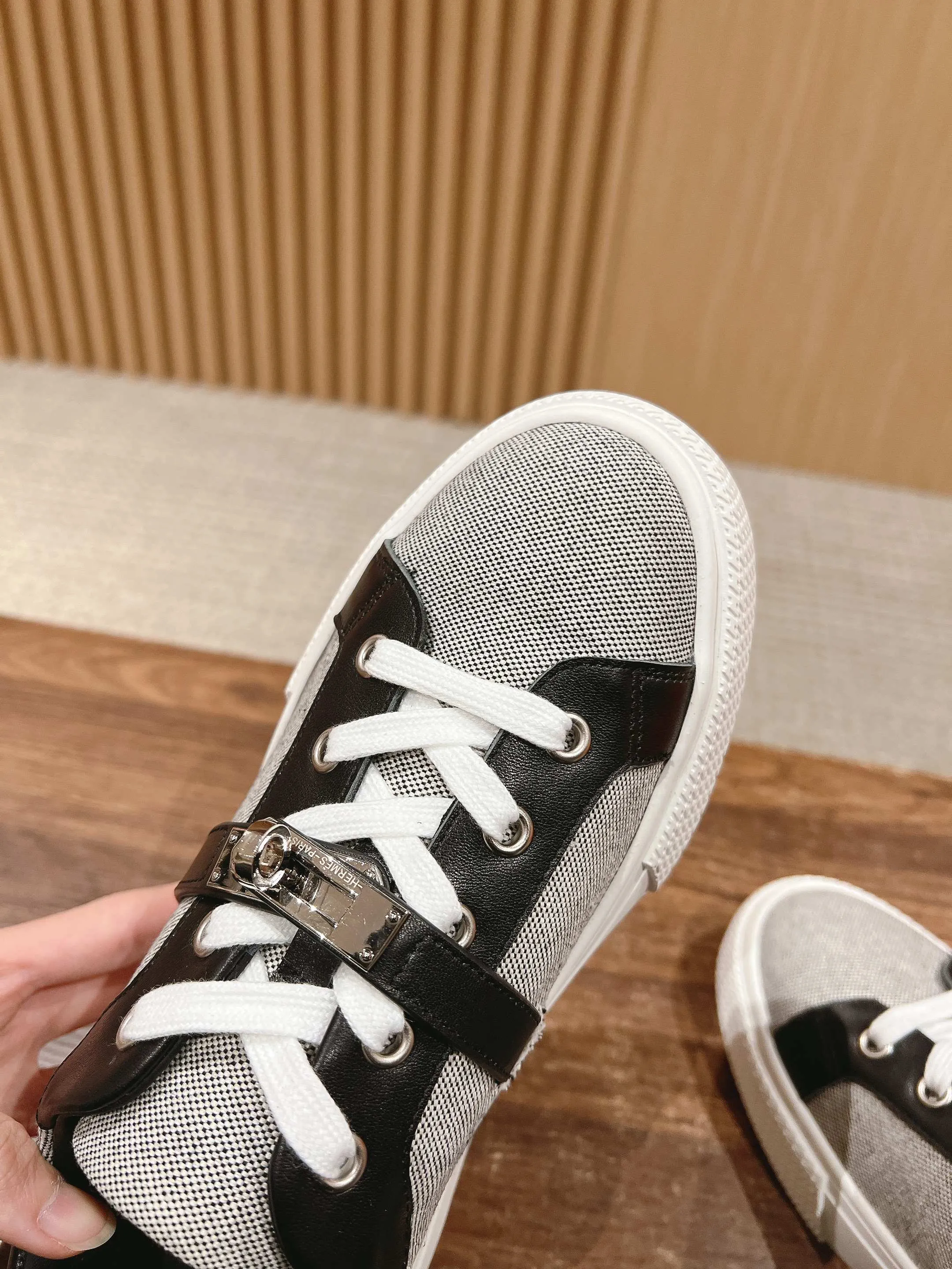 👟👟Ex-factory price 520👟👟 [Cloth cover]🍓 𝐇𝐄𝐑𝐌𝐄𝐒 Hermès classic couple model #𝐊𝐞𝐥𝐥𝐲 buckle casual white shoes skateboard shoes, no shoes collision at all, full of unknown Hermès It’s rare to find flat casual shoes, and they come with classic palladium-plated Kelly shoe buckles! People will fall in love with it at first glance. It is very versatile ~ you can wear it with skirts and pants at will. 🉑️Close your eyes and look super noble. ❥ MATERIAL Specific cowhide/canvas material, sheepskin lining, original molded TPU outsole Size: 35-44